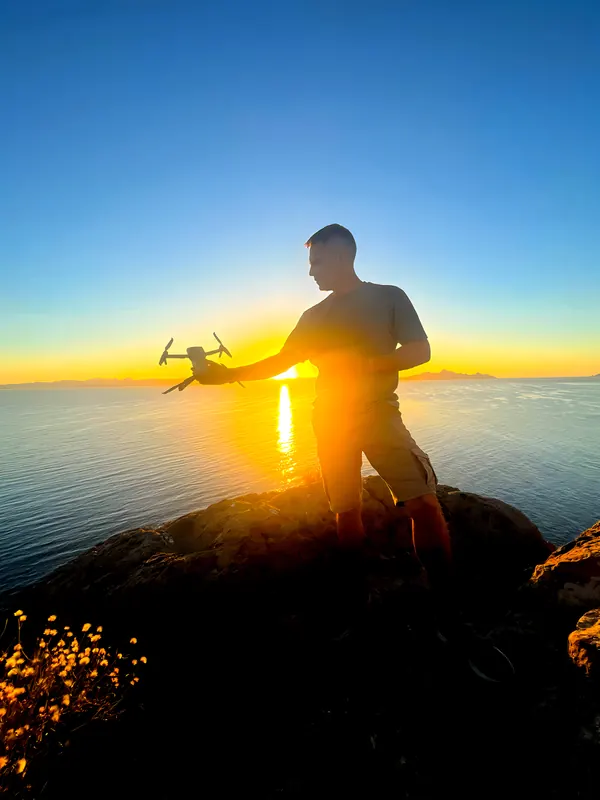 R4: silueta de Adrián con su dron frente al mar (miniatura)