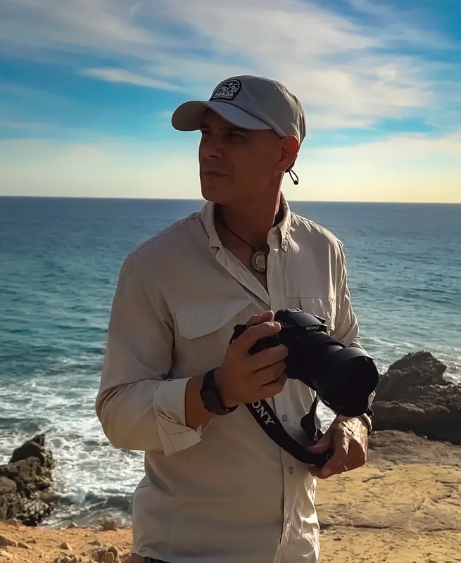 R8: Adrián con cámara en un acantilado frente al mar (miniatura)