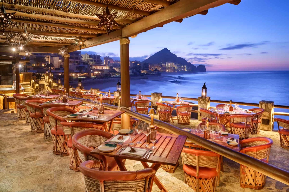 Terraza gastronómica frente al mar y Land’s End en Los Cabos