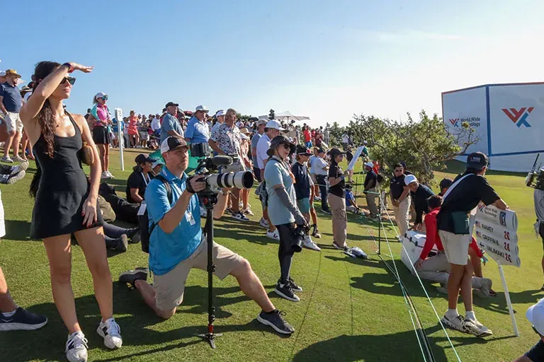 Espectadores siguiendo la acción junto a las cuerdas durante una edición anterior del WWT Championship