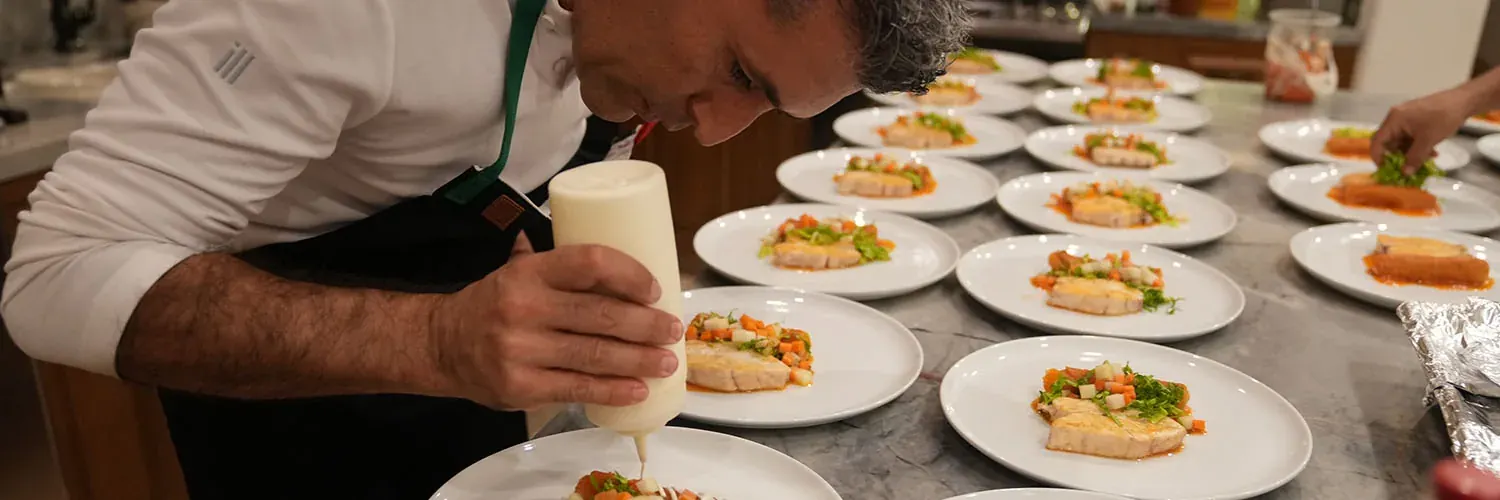 Preparación de platos en una experiencia gastronómica del torneo