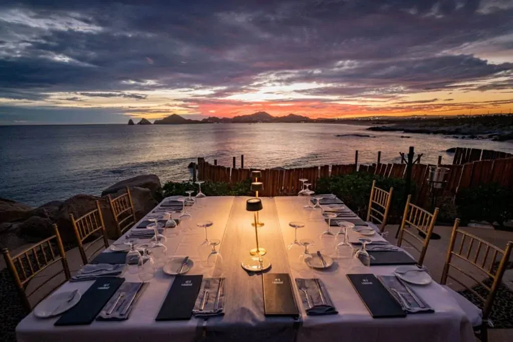 Terraza de restaurante frente al mar al atardecer