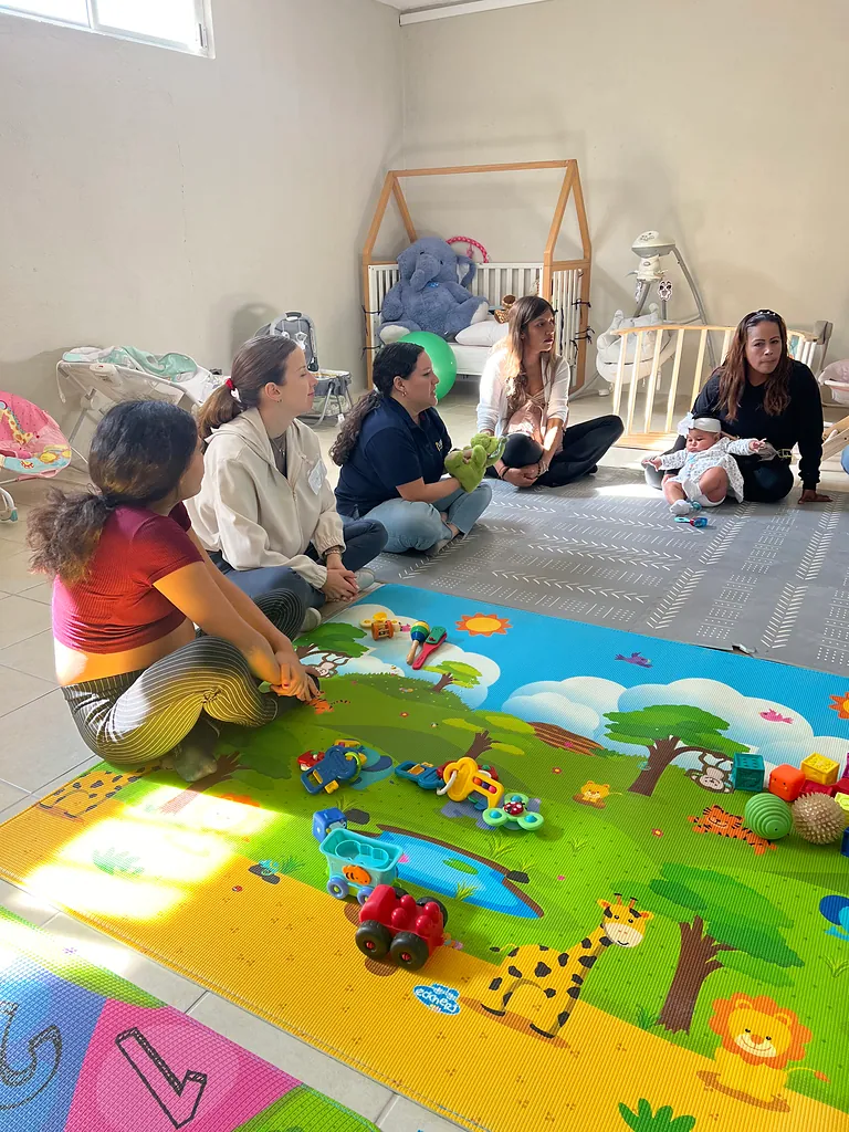 The early-stimulation room at VIFAC Los Cabos, with a colorful play mat and toys