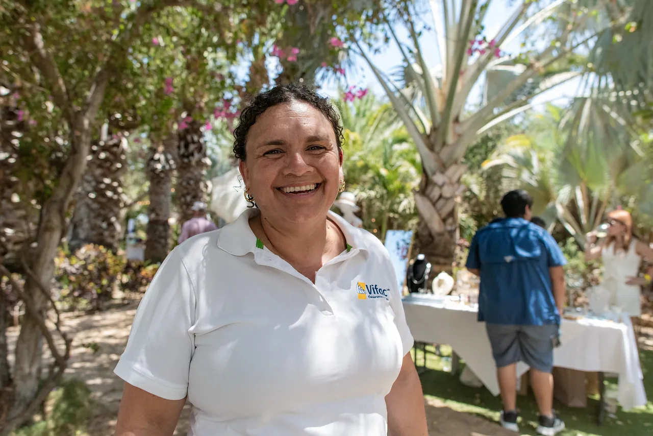 A smiling VIFAC Los Cabos volunteer at the Brunch con Causa