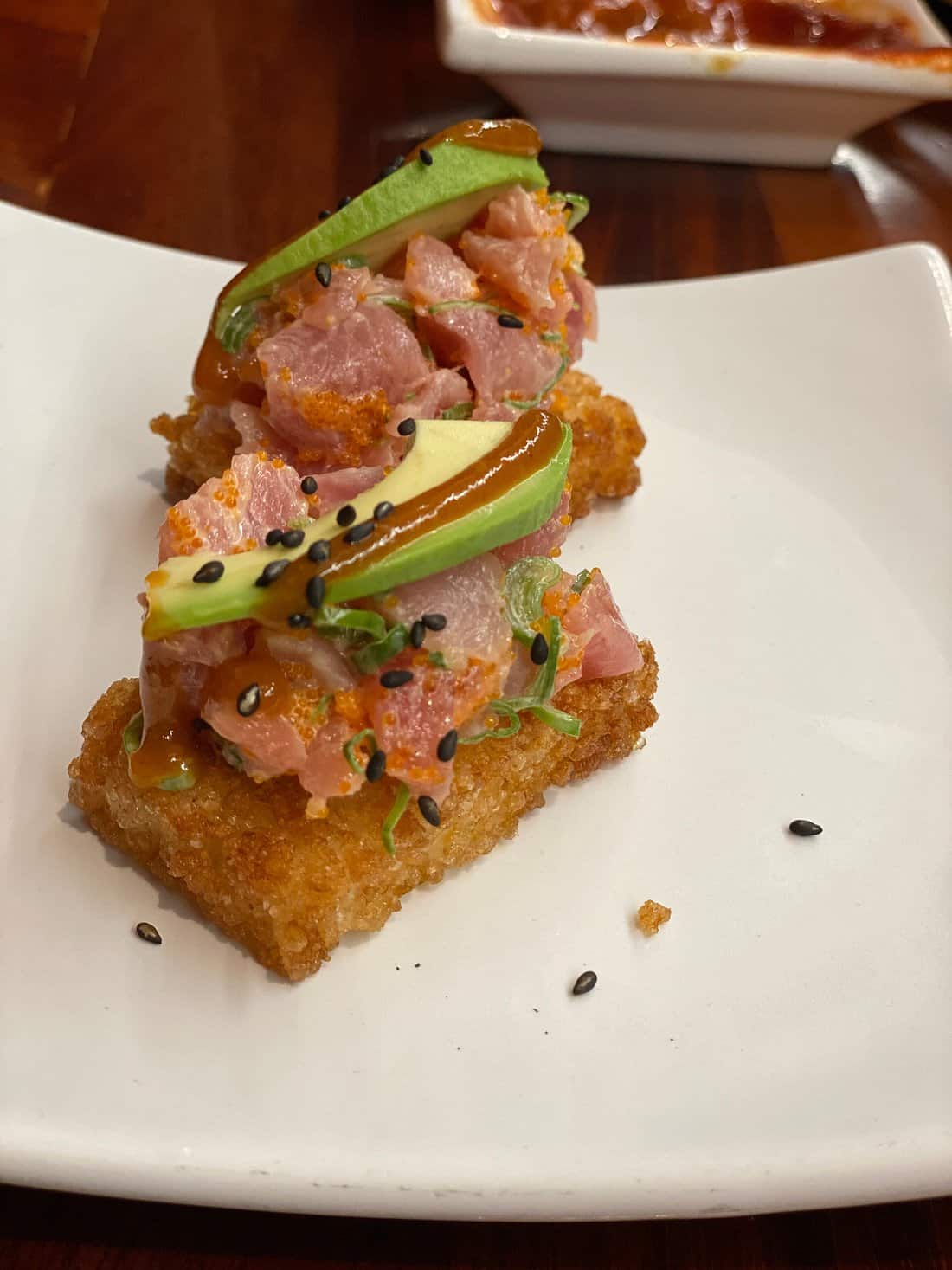 Pescado sobre arroz crispy
