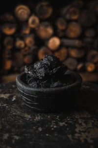 Carbón Vegetal, the charred tempura onion dish, served on black stone at Carbón Cabrón