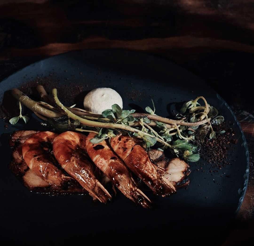 Camarones con pork belly.