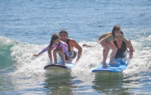 High Tide bilingual coach guiding a participant in the Costa Azul surf break