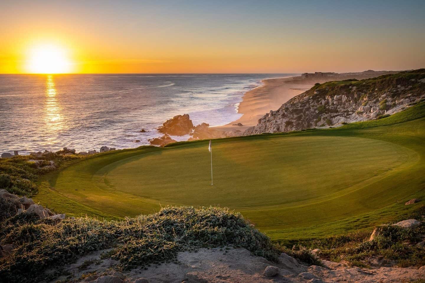 Campo de golf frente al Pacífico al atardecer en Los Cabos