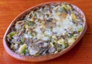 Vegetarian alambre with mushrooms, peppers and melted cheese at Las Guacamayas